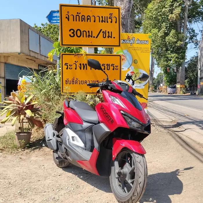 a red scooter hub honda click 160 on the chiang mai lamphun road